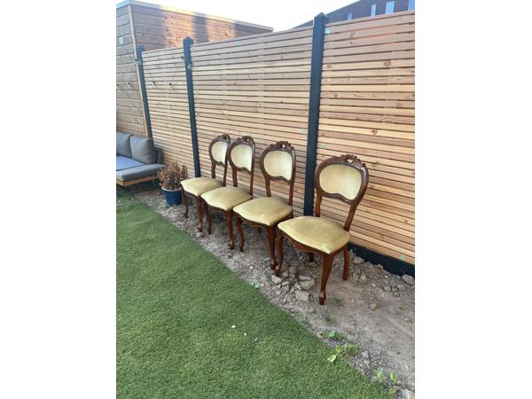 Antieke eettafel met vier stoelen