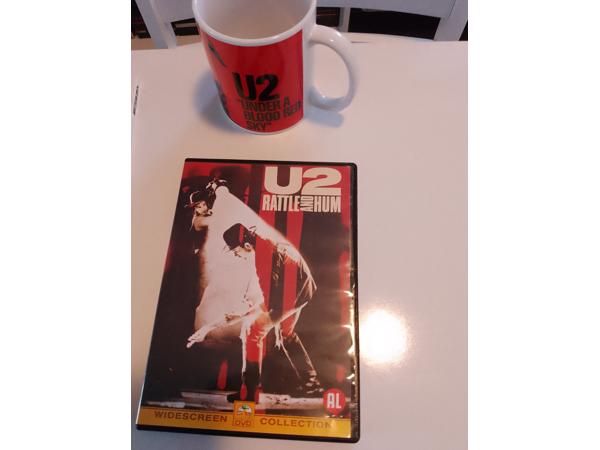 U2 cd, dvd's een tijdschrift en een kopje