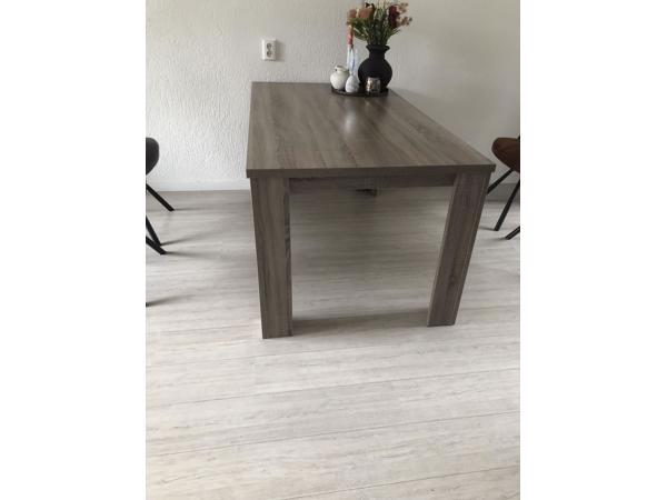 Rechthoekige houten eetkamertafel