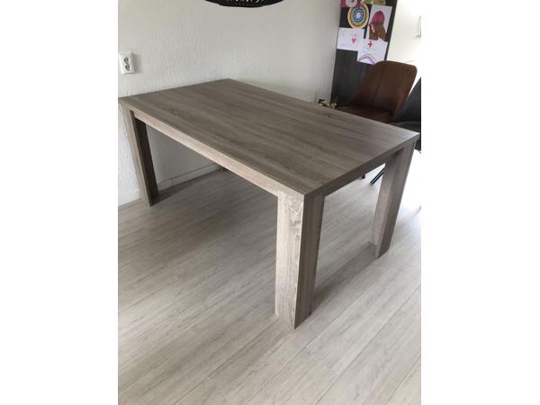 Rechthoekige houten eetkamertafel