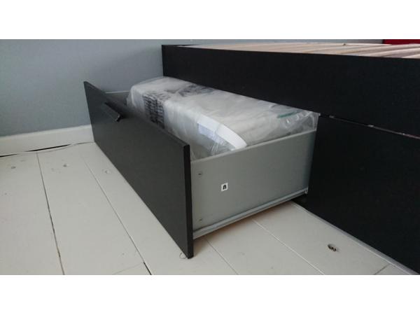 BRIMNES bed zwart 140x200 cm