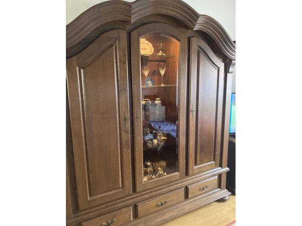 Mooie vitrinekast met verlichting