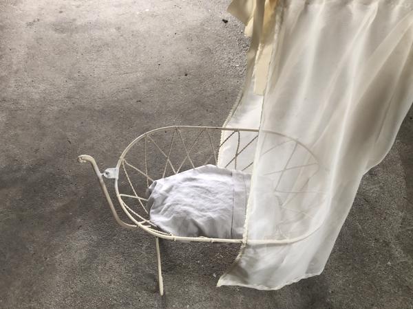 Poppenwieg van ijzer met bekleding (zie foto&amp;#x2019;s)
