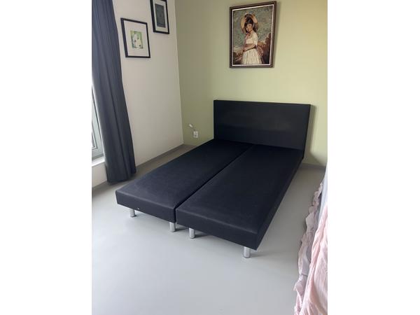 Zwart bed met achterplaat van stof