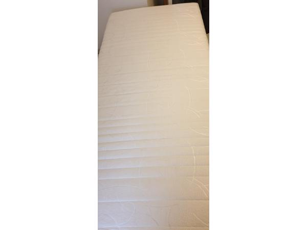 1 persoonsbed compleet, met elektrisch verstelbare bedbodem