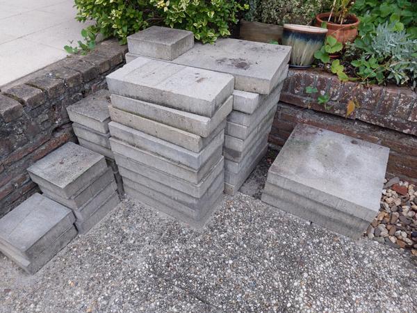 ongeveer 6m2 beton tegels voor kelin terrasje, band langs de muur of paadje