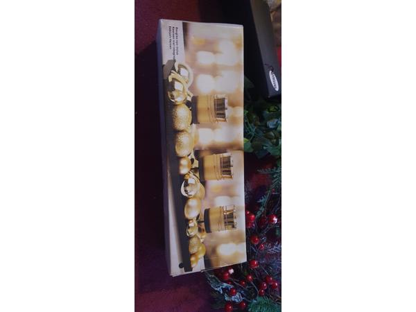 Diverse kerstspullen en kerstversieringen en kerstboom.