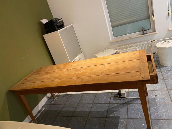 Houten tafel met la