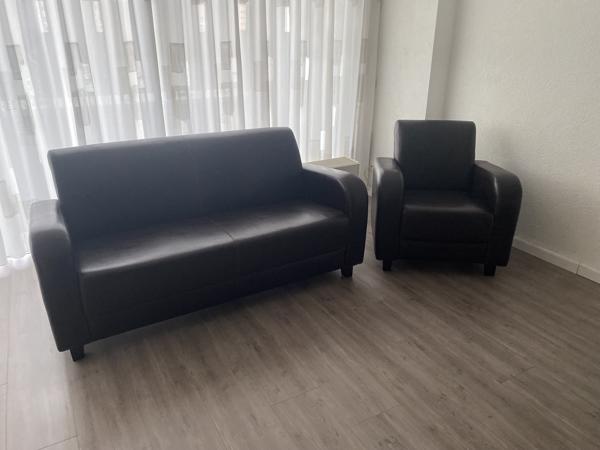 Mooie bank met stoel