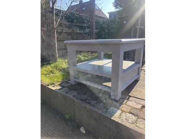 Stevige salontafel met lade