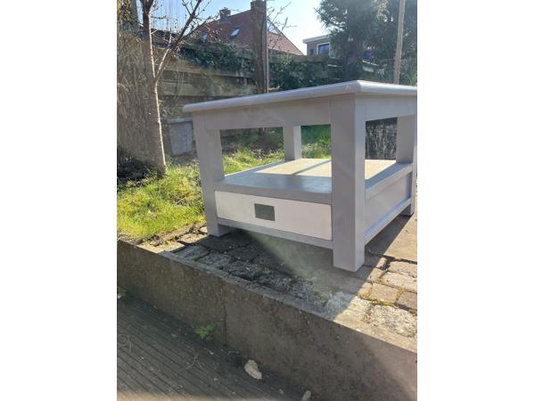 Stevige salontafel met lade