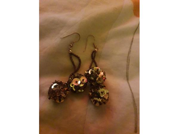 Een leuk set keting plus orbel