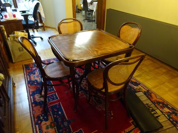 Thonet speeltafel Nr 3 en 4 stoelen