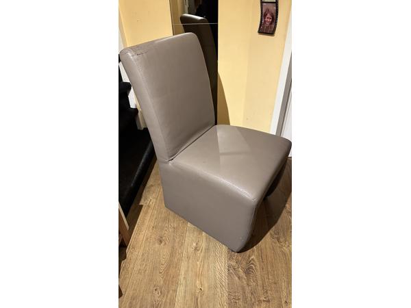 6 maal stoel op wieltjes, zitten nog steeds goed, maar lichte beschadigingen in het sky nep Leer