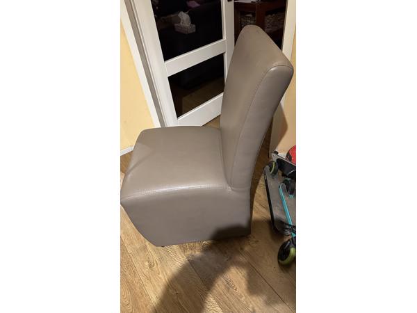 6 maal stoel op wieltjes, zitten nog steeds goed, maar lichte beschadigingen in het sky nep Leer