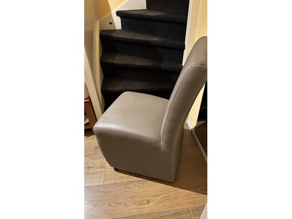 6 maal stoel op wieltjes, zitten nog steeds goed, maar lichte beschadigingen in het sky nep Leer