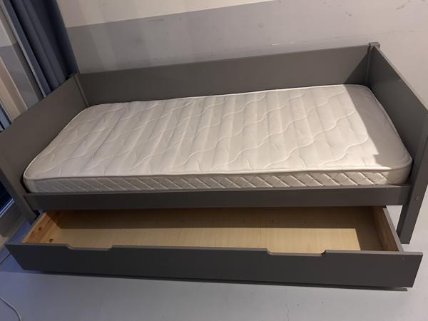 Eenpersoons bed 90x200 blauw/grijs incl. matras