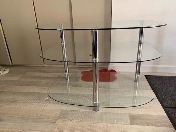 Bankje als nieuw en glazen tvtafel