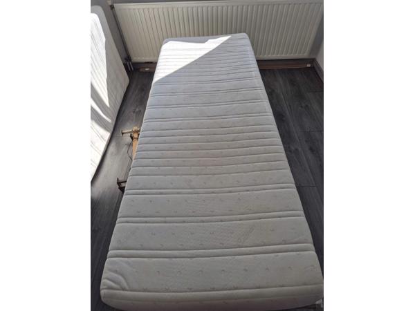 Bed 2x eenpersoons lattenbodem Auping + matrassen