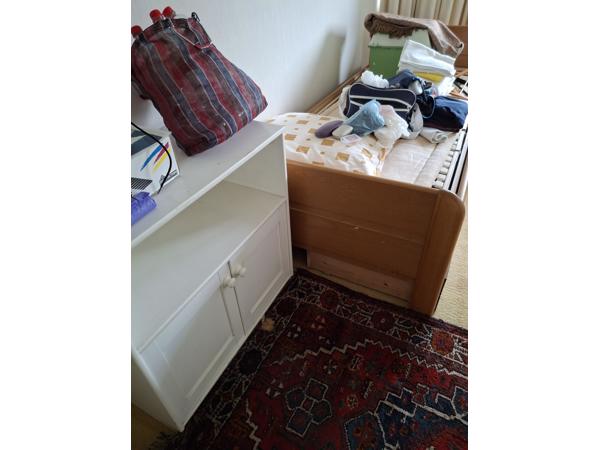 Elektrisch 1 persoons bed met lattenbodem en 2 laden onder het bed.