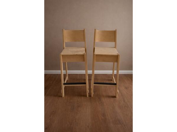 2 Barkrukken en tafel berkenhout