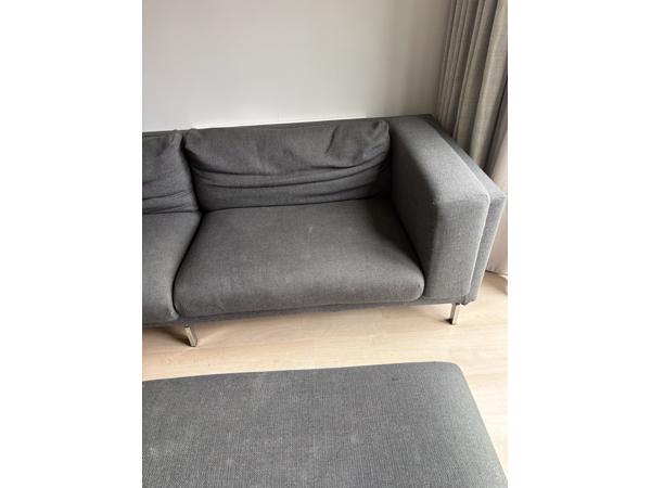 Grijze bank met chaise longue