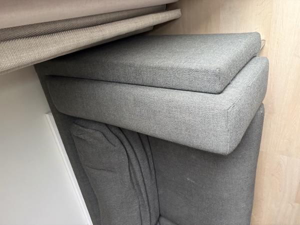 Grijze bank met chaise longue