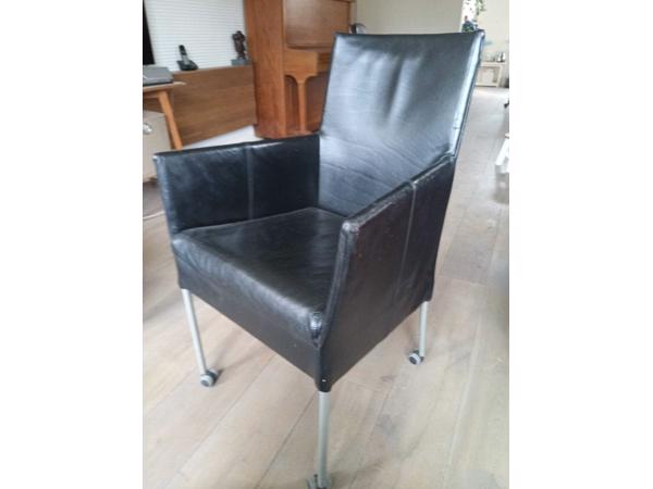 4 eetkamerstoelen, bijzettafeltje