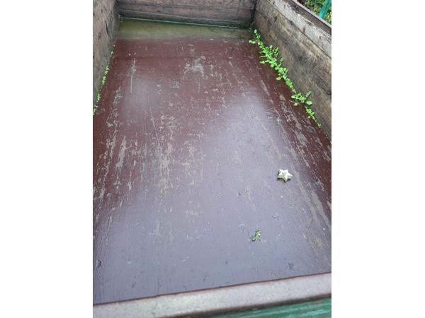 Oude boeren aanhanger met bladveren voorzien van dikke bande