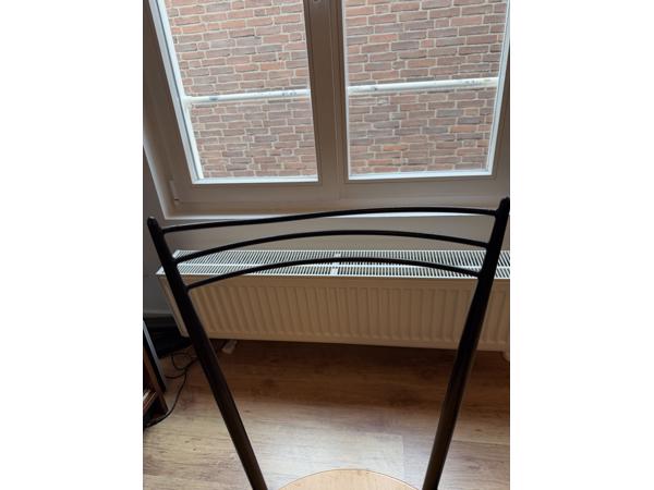 Vier retro stoelen, met lichte beschadigingen, gaan weg in verband met verhuizing