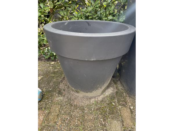 Grote grijze Elho pot met inhoud ( aarde en hydrokorrels