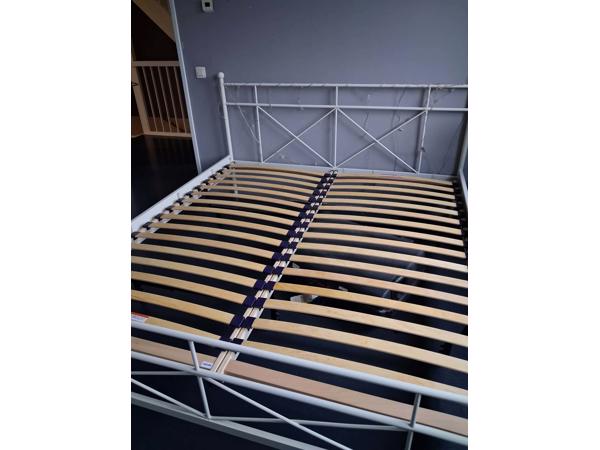 2-persoons bed met lattenbodems