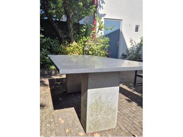 Natuurstenen tuintafel