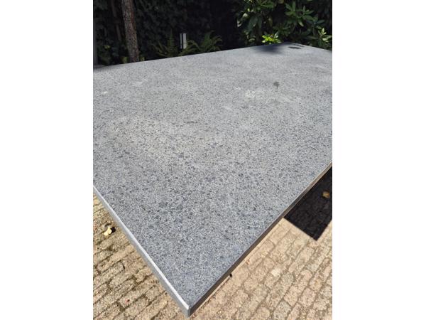 Natuurstenen tuintafel
