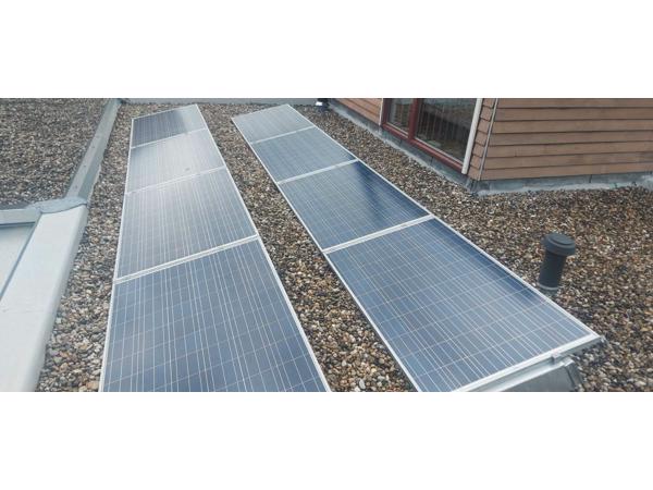 8 zonnepanelen en omvormer