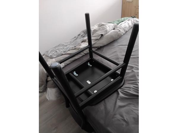 Zwarte houten stoel