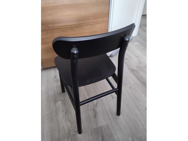 Zwarte houten stoel