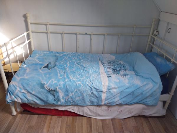 Eenpersoons bed, met extra lattenbodem en matras voor logee