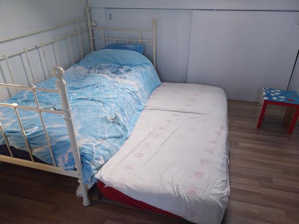 Eenpersoons bed, met extra lattenbodem en matras voor logee