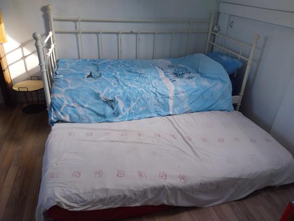Eenpersoons bed, met extra lattenbodem en matras voor logee