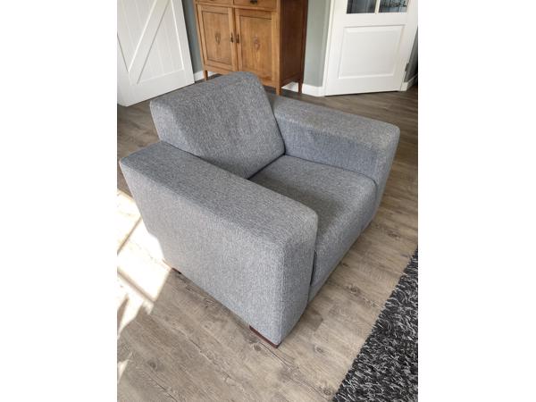 Gratis: mooie grijze bank en bijpassende fauteuil
