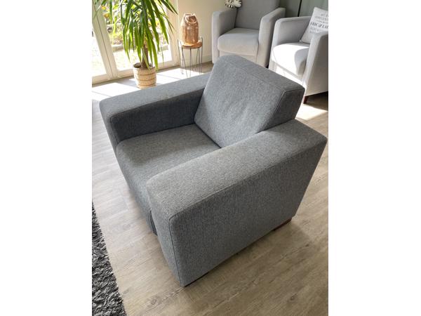 Gratis: mooie grijze bank en bijpassende fauteuil