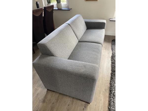 Gratis: mooie grijze bank en bijpassende fauteuil