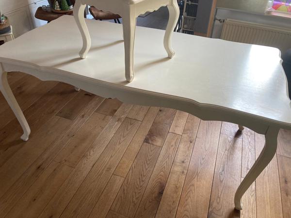 Witte eettafel met bijzettafel