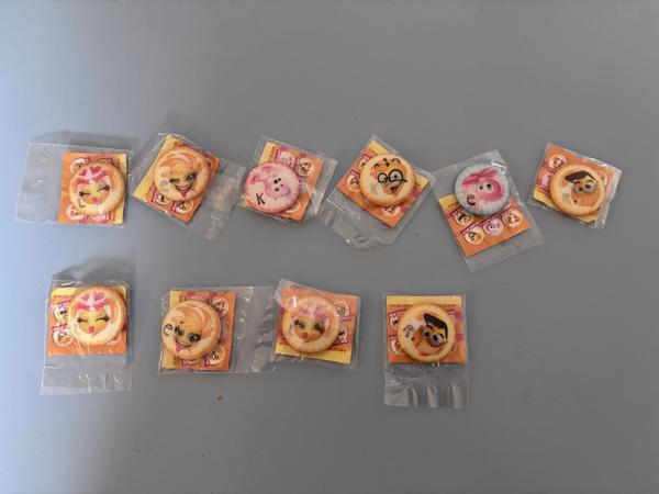 Buttons groot en klein, diverse , 2 cm tm 7,5 cm doorsnee