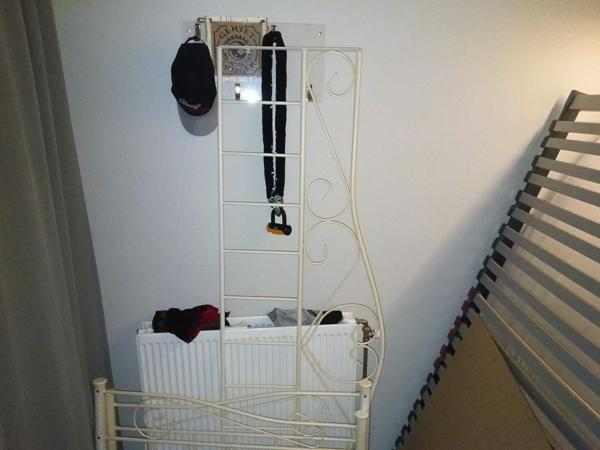 90x200 buizenframe bed (meisjesbed) 10jr oud - lattenbodem en matras zijn 21 maanden oud.