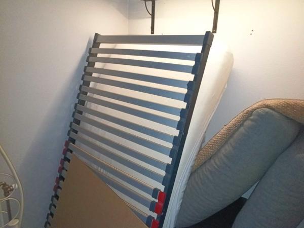 90x200 buizenframe bed (meisjesbed) 10jr oud - lattenbodem en matras zijn 21 maanden oud.