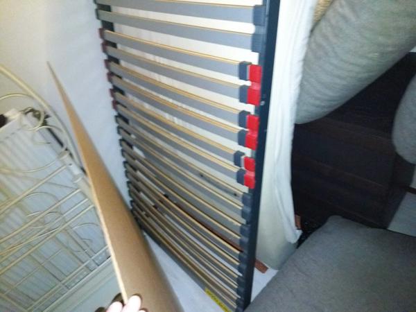 90x200 buizenframe bed (meisjesbed) 10jr oud - lattenbodem en matras zijn 21 maanden oud.