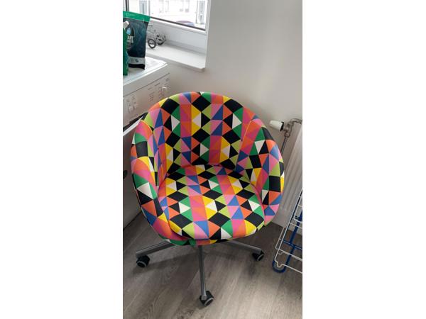 Verstelbaar wit bureau met bureaustoel