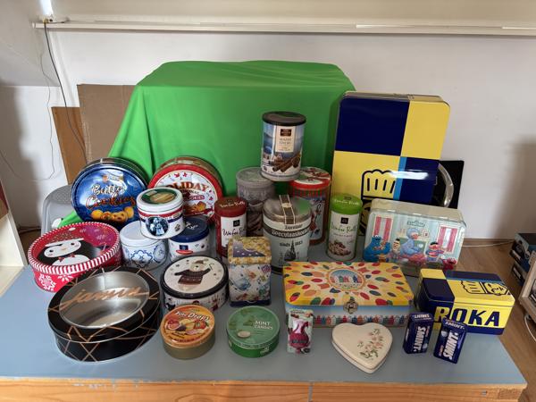 Vier koekblikken busmodel verschillende merken wafer wafel